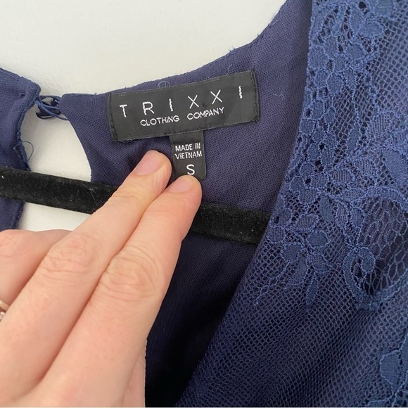 TRIXXI Navy Lace Short Sleeve Romper Small - Picture 5 of 7